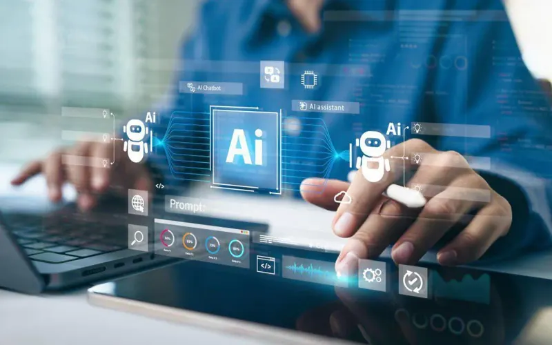 Mani su una tastiera con icone di intelligenza artificiale