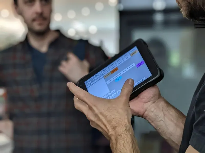 Persona che usa un tablet per inserire ordini