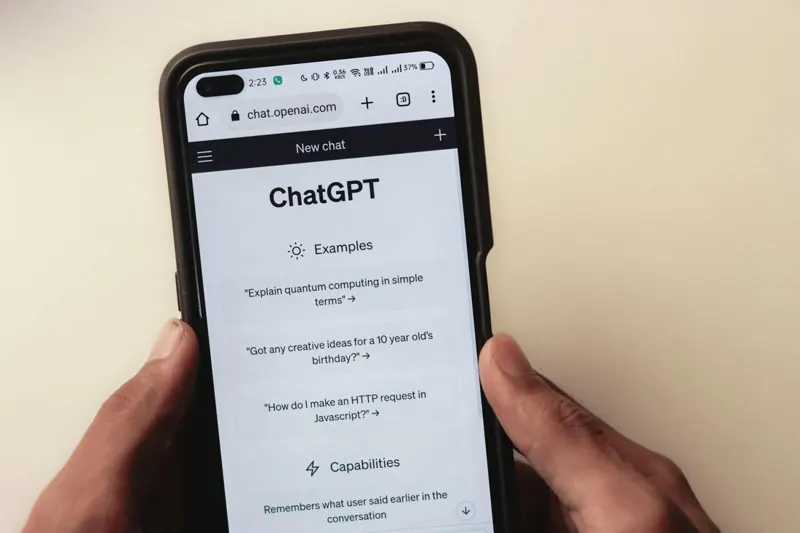 Smartphone con un assistente di intelligenza artificiale aperto